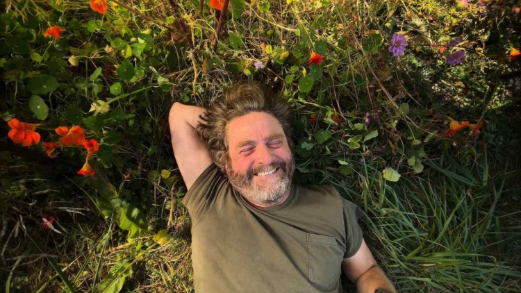 Trailer: Zach Galifianakis testar trädgårdsliv i This Is a Gardening Show