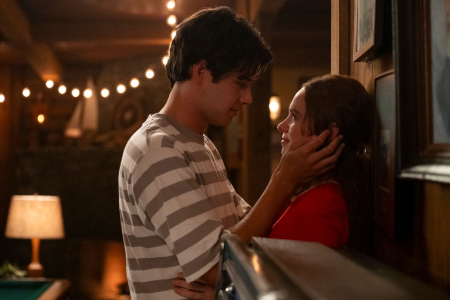 Matt Cornett som Sam Florek och Sadie Soverall som Percy Fraser i Every Year After