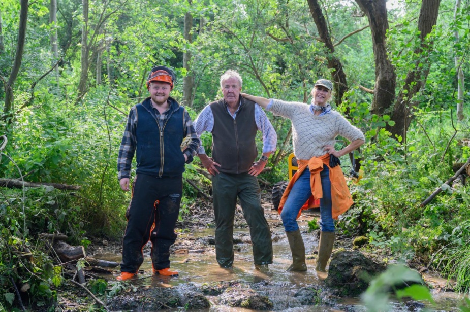 Kaleb Cooper, Jeremy Clarkson och Lisa Hogan i den femte säsongen av Clarkson's Farm på Prime Video. 
